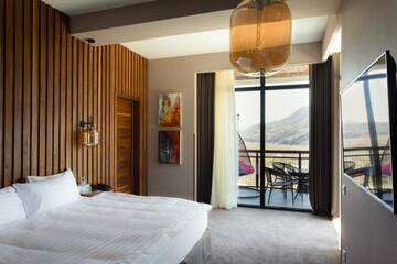 Фото номера Люкс с кроватью размера «king-size» и балконом Курортные отели Mtserlebi Resort г. K&#39;vishkhet&#39;i 3
