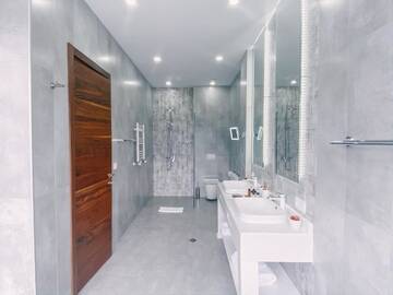 Фото номера Люкс с кроватью размера «king-size» и балконом Курортные отели Mtserlebi Resort г. K&#39;vishkhet&#39;i 7